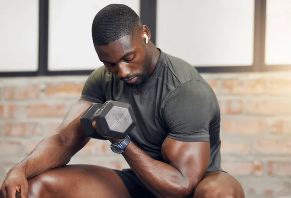 Fitness Bodybuilder Homme Noir Avec Entraînement Haltère Entraînement Exercice Défi — Photo