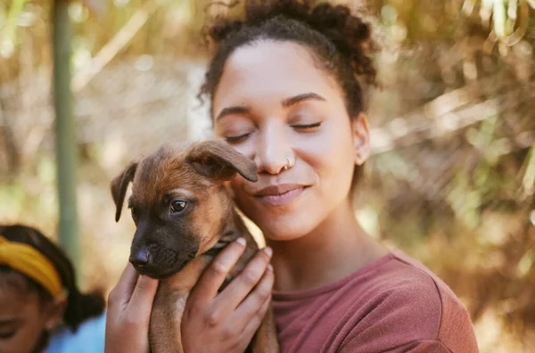 Αγάπη Καταφύγιο Σκύλων Και Ζώων Μια Μαύρη Γυναίκα Αγκαλιάζει Ένα — Φωτογραφία Αρχείου