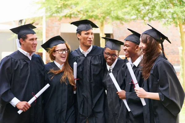 Együtt Jutottak Idáig Egy Boldog Diákcsoport Áll Odakint Diplomaosztó Napján — Stock Fotó