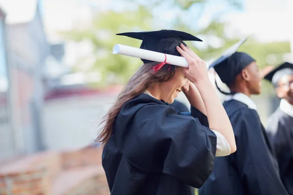 Világ Felé Tart Diplomával Kezében Egy Boldog Diákcsoport Áll Odakint — Stock Fotó