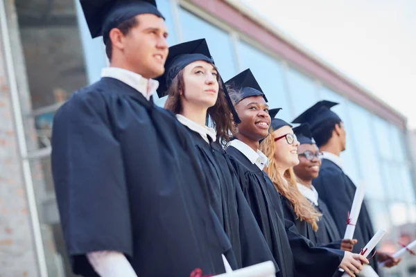 Kitűnően Állnak Diplomaosztójukon Egy Boldog Diákcsoport Áll Odakint Diplomaosztó Napján — Stock Fotó