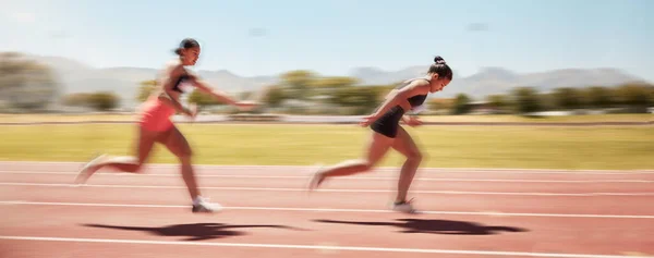 Sport Fitnesz Váltóverseny Egy Női Atlétával Aki Átadja Stafétabotot Egy — Stock Fotó