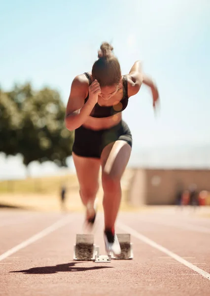 Kadın Koşucu Yarışma Yarışı Atlet Performansı Stadyum Koşu Pistinde Güç — Stok fotoğraf