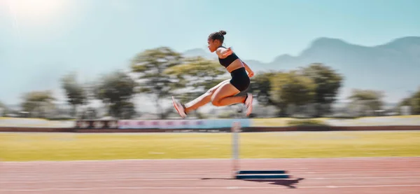 Athletin Sportlerin Und Frau Springen Hürde Für Leichtathletik Veranstaltung Für — Stockfoto