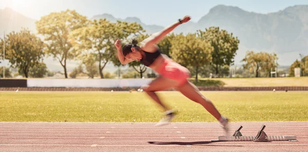 在体育场进行短跑 运动和女子训练 以便精力充沛地锻炼身体 运动和有氧运动 速度和运动员以力量 速度和动作进行赛跑或比赛 — 图库照片