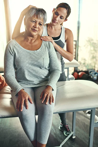 Diese Massage Fördert Die Richtige Bewegung Und Funktion Eine Seniorin — Stockfoto