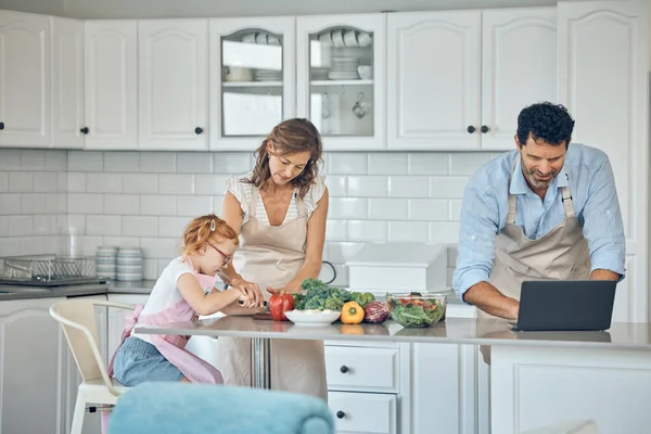 Κουζίνα Μαγείρεμα Και Οικογένεια Laptop Λαχανικά Διατροφικές Πληροφορίες Τροφίμων Και — Φωτογραφία Αρχείου
