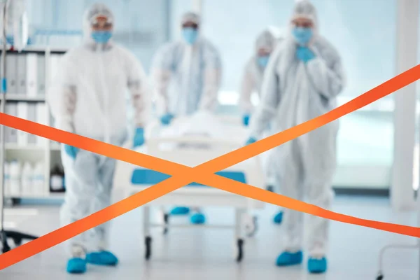 Covid Ziekenhuis Artsen Lopen Met Zieke Patiënt Quarantaine Ppe Veiligheid — Stockfoto