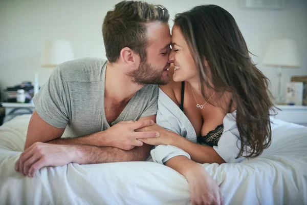 Est Agréable Avoir Mes Côtés Couple Affectueux Couché Sur Leur — Photo