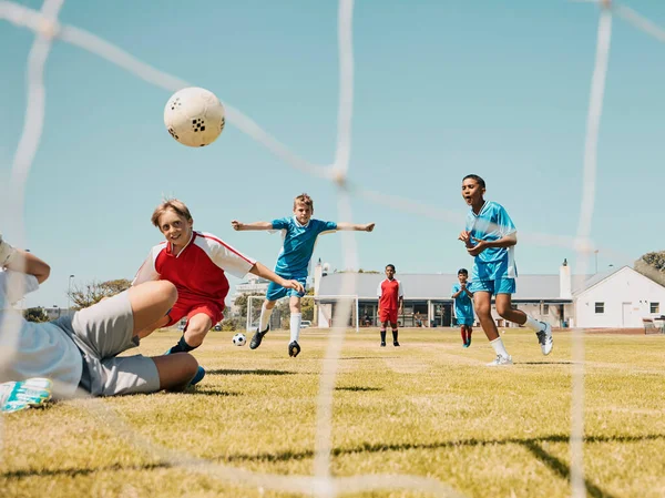 サッカー 子供や競技や楽しみのための芝生のピッチやフィールド上でゲームをプレイ男の子チームとスポーツ 子供たちとサッカー フィットネス トレーニング屋外で競争力のあるスポーツの試合をプレイする — ストック写真