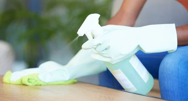 Manos Mesa Limpieza Durante Covid Por Mujer Desinfectar Spray Botella — Foto de Stock