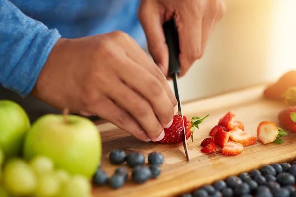 Kaloriyi Azaltıyorum Tanınmayan Bir Adam Sağlıklı Meyveli Bir Atıştırmalık Hazırlıyor — Stok fotoğraf