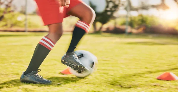 青少年の競争 スピードアクションゲームや動的フィットネス試合のためのスポーツ サッカー選手や子供の練習の足 サッカーのコミットメントの動機 トレーニングフィールドコーンとボールで実行されているアジャイル子供 — ストック写真