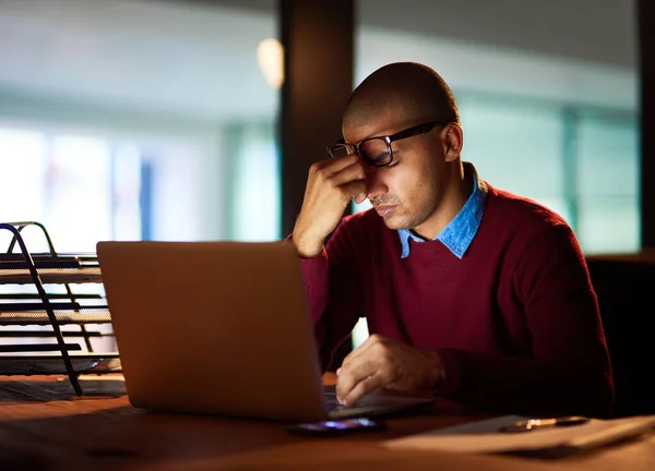 Pressão Está Atingi Jovem Olhando Estressado Enquanto Trabalhava Até Tarde — Fotografia de Stock