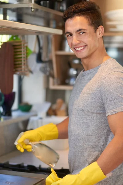 Gerçek Erkekler Yemek Yaptıktan Sonra Temizlik Yapar Mutfağını Temizleyen Genç — Stok fotoğraf