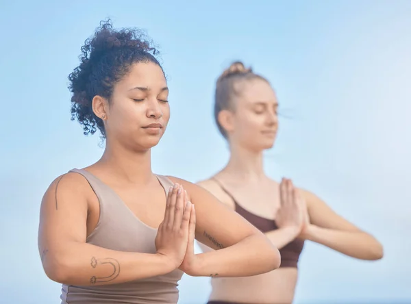 Yoga Meditatie Vrouwen Met Lichaamsbeweging Natuur Ontspannen Ademen Voor Hun — Stockfoto