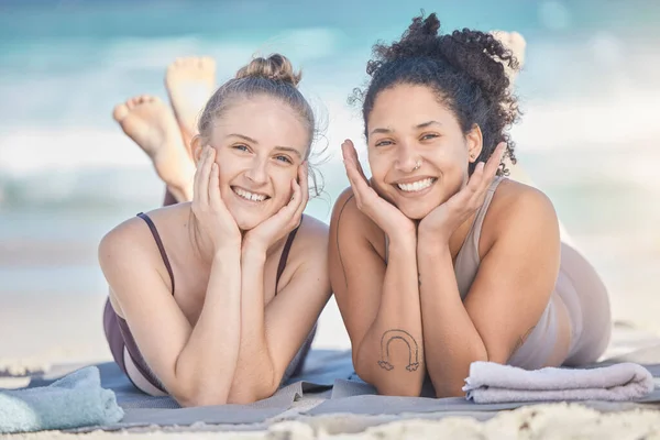 Amigos Sorrir Praia Felicidade Com Mulheres Juntas Férias Férias Viagens — Fotografia de Stock
