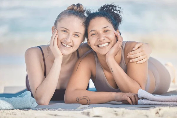 Amigos Playa Diversidad Con Una Mujer Negra Feliz Amigo Acostado —  Fotos de Stock