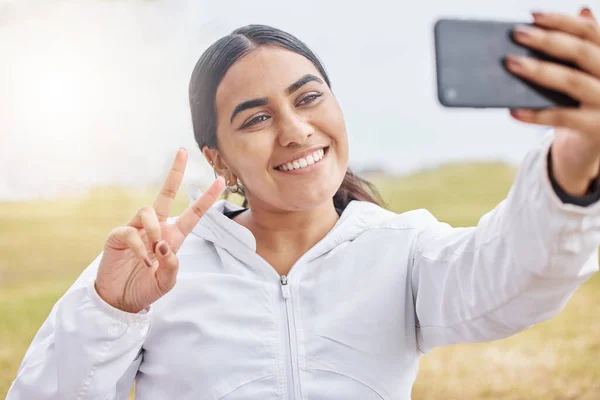 Žena Běžec Telefon Selfie Mírové Znamení Přírodě Park Nebo Tráva — Stock fotografie