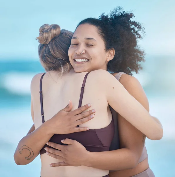 친구들 여자들 그리고 포옹은 야외에서 운동을 해변에서 행복하고 상태로 바다의 — 스톡 사진