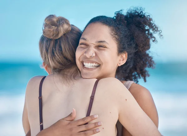 Озил Друзья Женщины Обнимаются Пляже После Успехов Беге Физических Упражнениях — стоковое фото