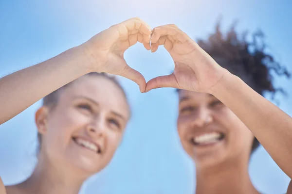 Przyjaciele Uśmiech Serce Błękitnym Niebie Kobiety Szczęśliwe Razem Miłością Wsparciem — Zdjęcie stockowe