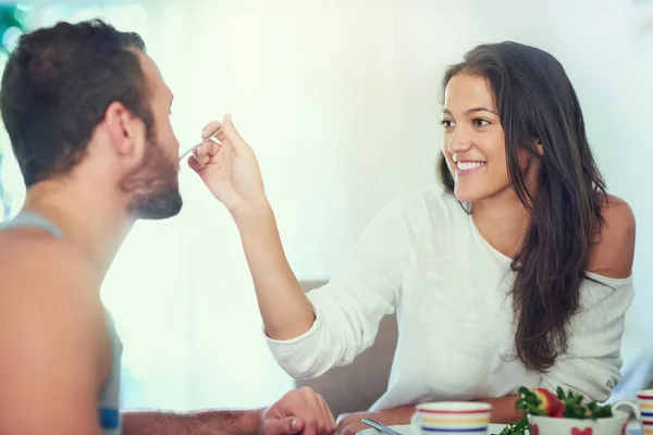 あなたが恋をしているとき すべてがより良い味 幸せな若い女性が彼氏に家で朝食を食べさせ — ストック写真