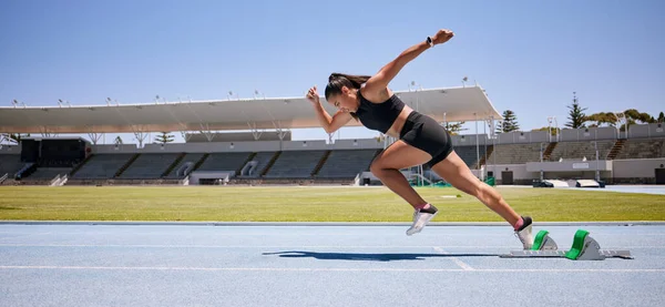 Spor Spor Antrenman Yarış Pistinde Maraton Için Stadyumda Bir Kadınla — Stok fotoğraf