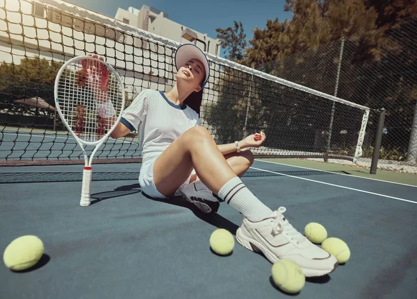 Теніс Спорт Фізичні Вправи Жінкою Спортсменом Сидить Дворі Ракеткою Ячами — стокове фото