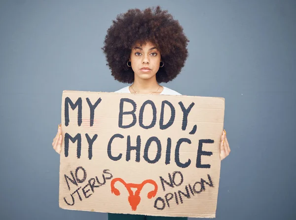 スタジオの背景に対する中絶 女性の選択または決定のための黒人女性アフロ 抗議とポスター アフリカ系アメリカ人女性のエンパワメントのための段ボールサインを保持スタンドを取っての肖像 — ストック写真