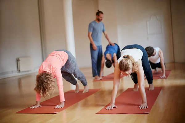 Yoga Faz Seu Sangue Fluir Grupo Pessoas Que Frequentam Uma — Fotografia de Stock