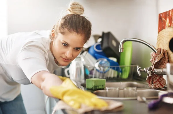 Είμαι Διάθεση Καθαρισμού Μια Νεαρή Γυναίκα Καθαρίζει Σπίτι Της — Φωτογραφία Αρχείου