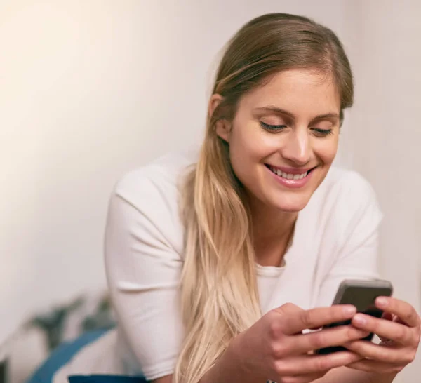 Finalizando Seus Planos Para Noite Jovem Mulher Usando Seu Smartphone — Fotografia de Stock