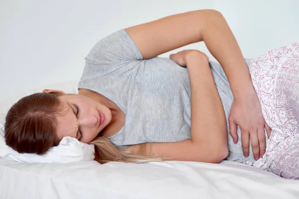 Curled Bed Cramps Young Woman Lying Bed Holding Her Stomach — Stock Photo, Image