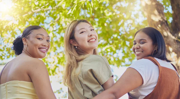 Молодые Женщины Друзья Улыбка Парке Портрет Вместе Разнообразии Счастливым Летом — стоковое фото