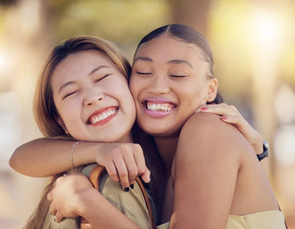 女性と愛 ケアとサポートのための抱擁一方 幸福とアジアと黒の女性との結合のための屋外 平和と夏と時間のための自然の中で笑顔を持つレズビアンカップル一緒に — ストック写真