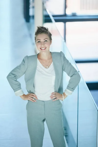 Bądź Szefem Swojego Własnego Sukcesu Portret Młodej Bizneswoman Stojącej Biurze — Zdjęcie stockowe