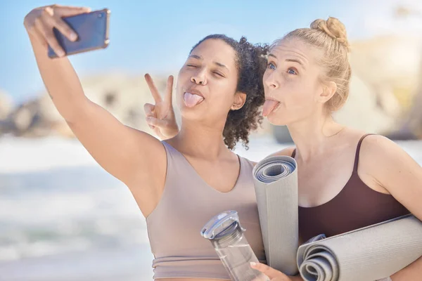 Cara Feliz Selfie Ioga Mulheres Com Ioga Tapete Exercício Praia — Fotografia de Stock