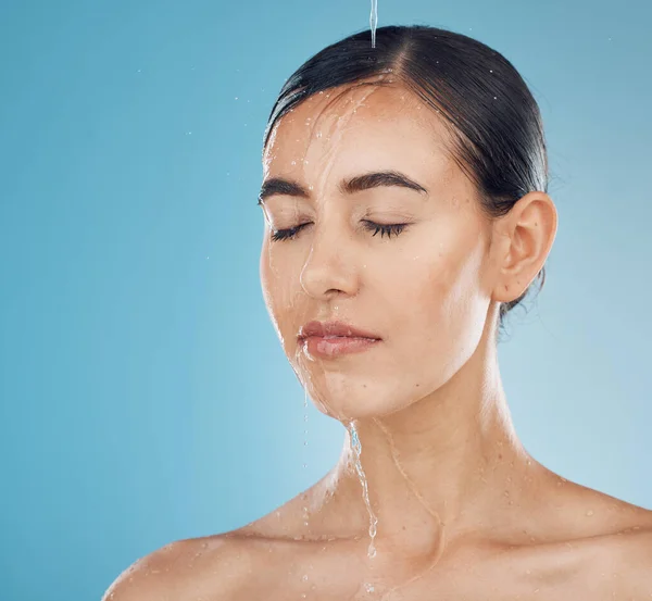 Wasserspritzer Frauengesicht Und Schönheit Eines Modells Der Dusche Entspannen Über — Stockfoto