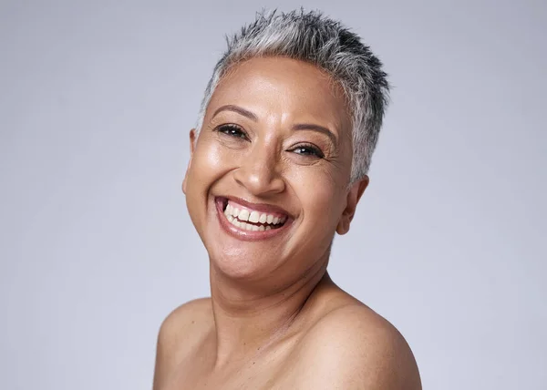 Sonrisa Alegría Retrato Una Mujer Mayor Con Pelo Piel Bienestar —  Fotos de Stock