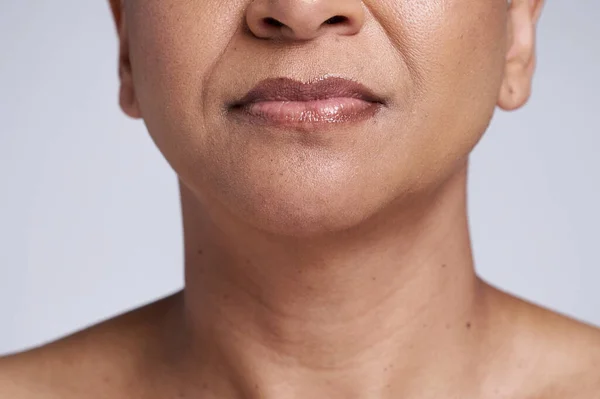Belleza Cuidado Piel Labios Mujer Mayor Aislada Estudio Para Bienestar — Foto de Stock