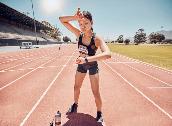 Yorgun Atletik Kadın Spor Yaparken Saatlerini Okuyor Antrenman Yapıyor Stadyumda — Stok fotoğraf