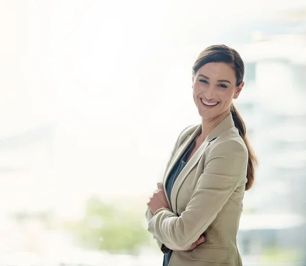 Framgång Handlar Självförtroende Porträtt Lycklig Och Självsäker Affärskvinna Som Arbetar — Stockfoto