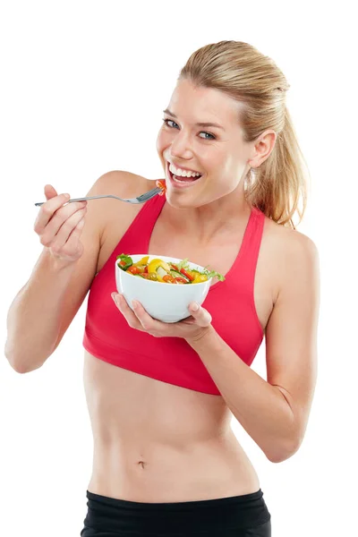 ジムに入り キッチンで体重を減らす サラダを食べながら運動中の若い女性のスタジオショット — ストック写真