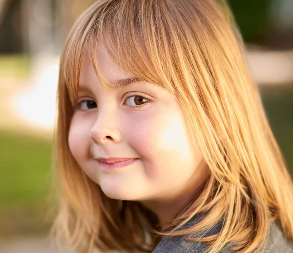 Sluneční Dny Dětství Portrét Malé Holčičky Usmívající Zahradě — Stock fotografie