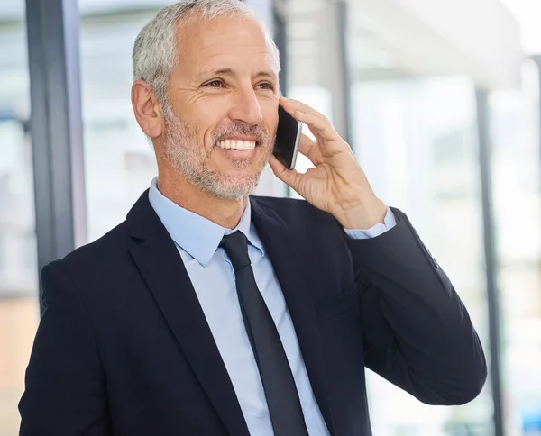 Kommunikation Nøglen Erhvervslivet Smilende Moden Forretningsmand Taler Telefon Mens Han - Stock-foto