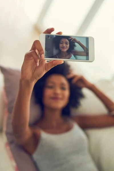 Mükemmel Selfie Çekmeyi Biliyor Genç Bir Kadın Kendi Fotoğrafını Çekiyor — Stok fotoğraf