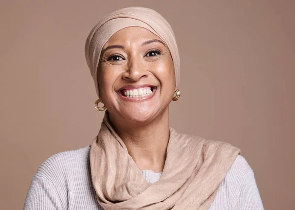 穆斯林 肖像画和美女在工作室为沙特阿拉伯或伊斯兰文化化妆 化妆和时尚 微笑和脸上的阿拉伯模型与护肤 皮肤光泽和宗教 — 图库照片