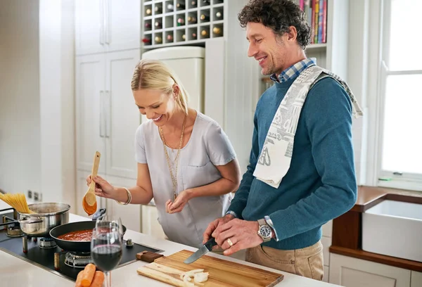 Felicidade Caseira Casal Feliz Cozinhar Jantar Juntos Sua Cozinha — Fotografia de Stock
