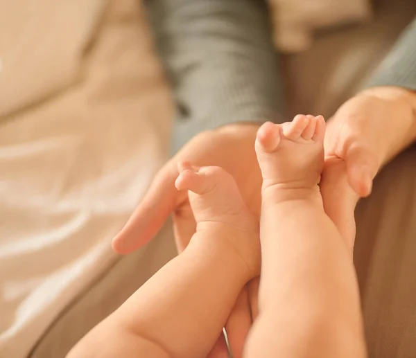 最小の足は私たちの心の中で最大の足跡を残します 赤ん坊の足を持つ正体不明の母親が — ストック写真